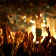 Hochzeitsband, Oktoberfestband und Eventband Out of Minga mieten / buchen. Hands up audience