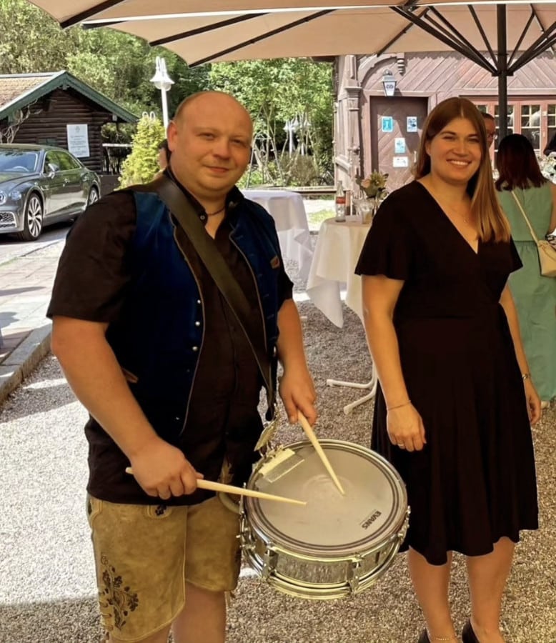 Hochzeitsband, Oktoberfestband und Eventband Out of Minga mieten / buchen, beim Brautverziehen, Schlagzeuger und Sängerin