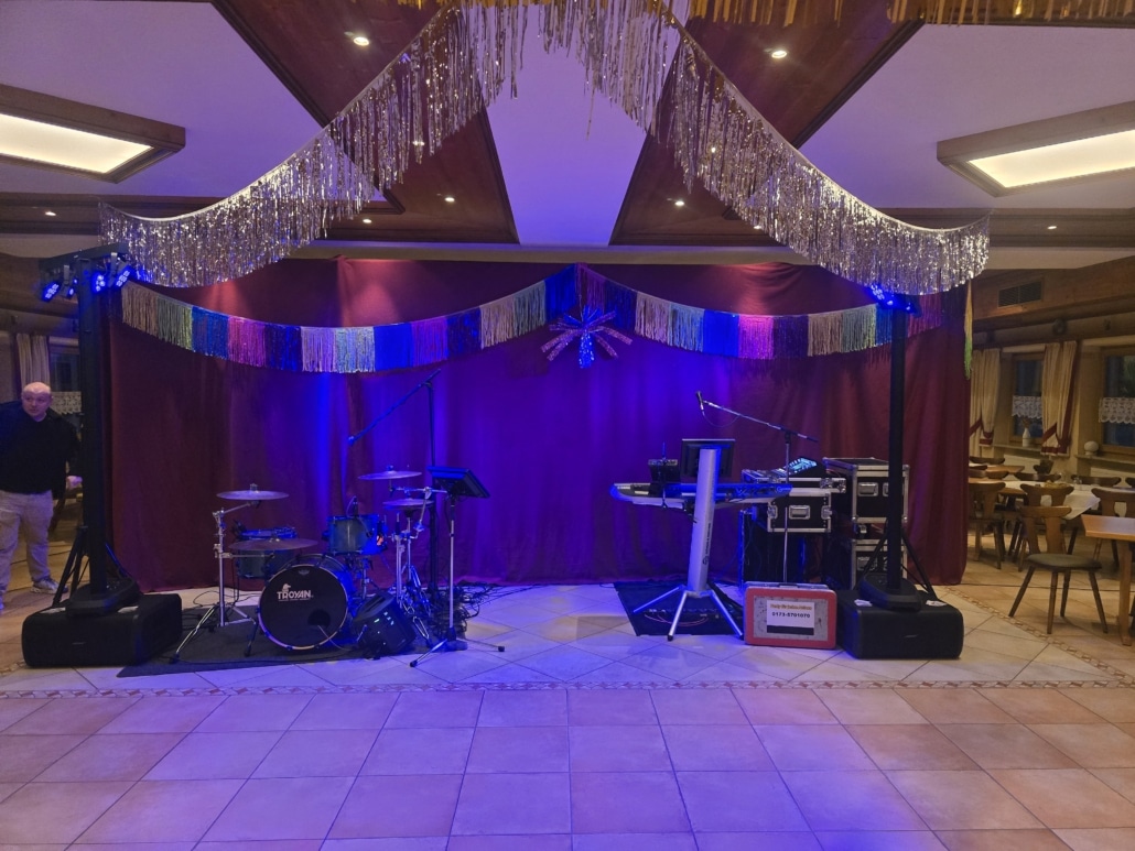 Hochzeitsband, Oktoberfestband und Eventband Out of Minga mieten / buchen, Fasching Bühnenaufbau