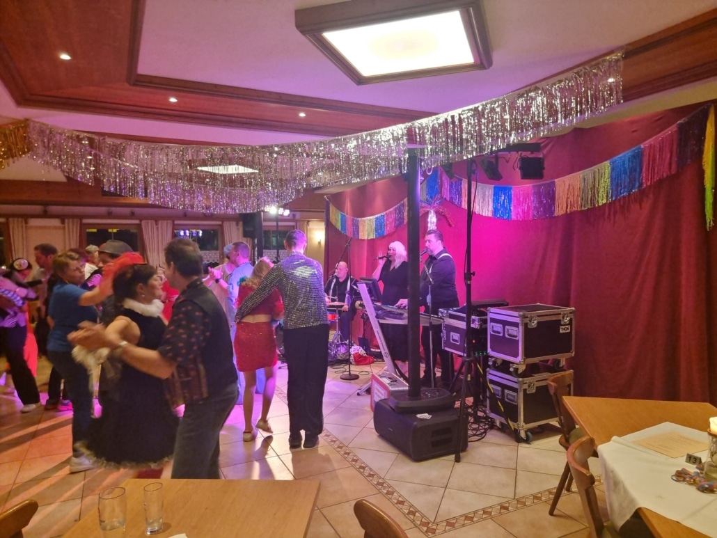 Hochzeitsband, Oktoberfestband und Eventband Out of Minga mieten / buchen, Fasching, Band und tanzende Gäste