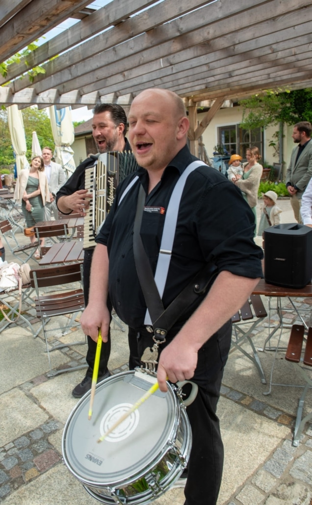 Hochzeitsband, Oktoberfestband und Eventband Out of Minga mieten / buchen, Hochzeit und Brautverzug, Stimmung mit Akkordeon und Trommel