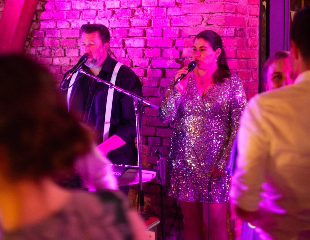 Hochzeitsband, Oktoberfestband und Eventband Out of Minga mieten / buchen, Keyboarder und Sängerin live