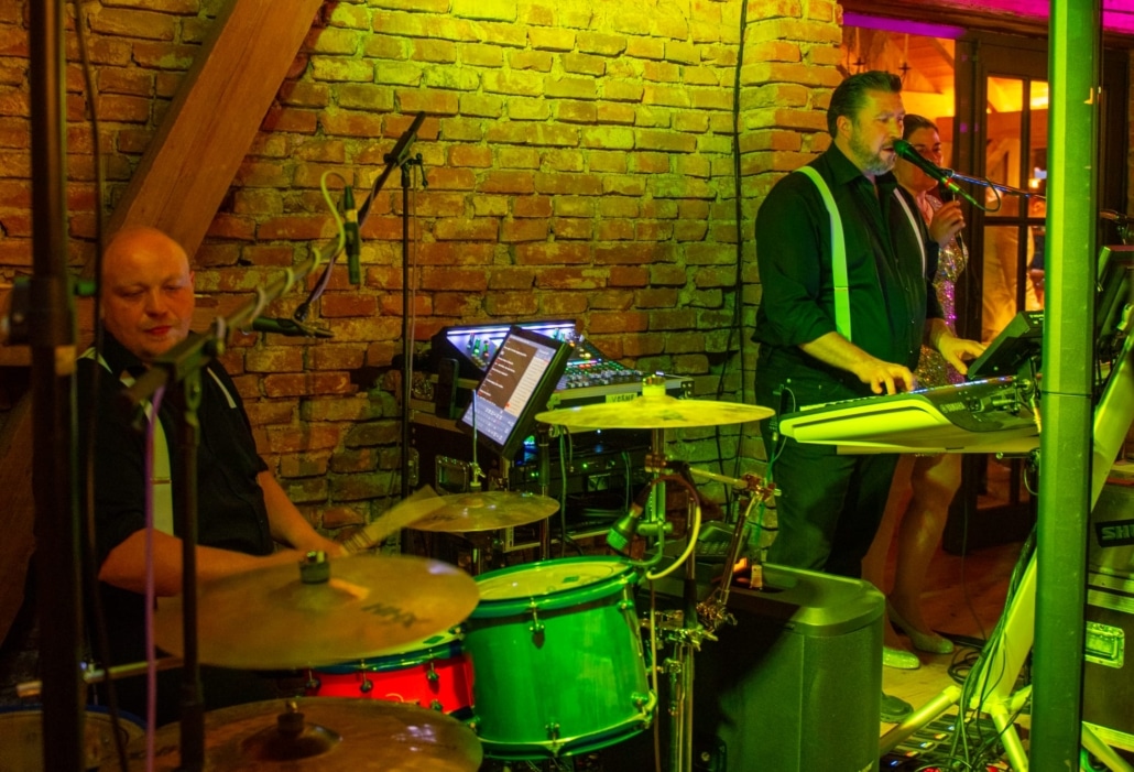 Hochzeitsband, Oktoberfestband und Eventband Out of Minga mieten / buchen, Hochzeit und Brautverzug Duo male