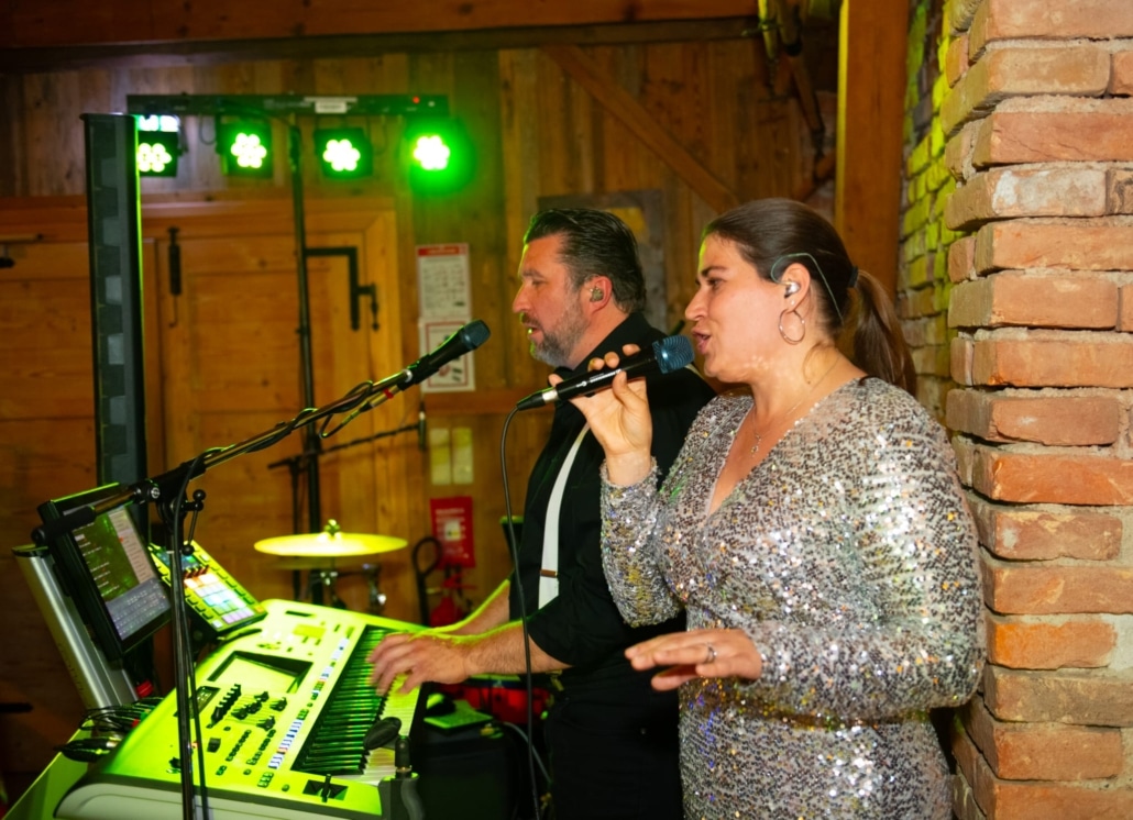 Hochzeitsband, Oktoberfestband und Eventband Out of Minga mieten / buchen, Hochzeit und Brautverzug, Sängerin hat ein Solo