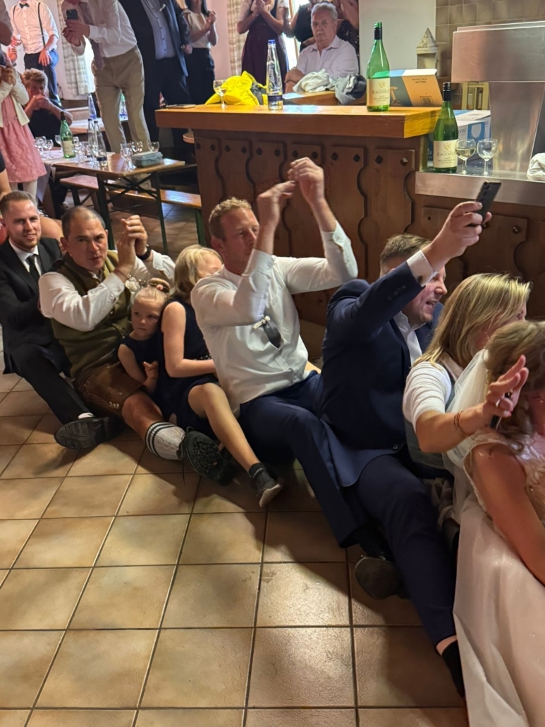 Hochzeitsband, Oktoberfestband und Eventband Out of Minga mieten / buchen, Hochzeit und Brautverzug, Spaß beim Bobfahren
