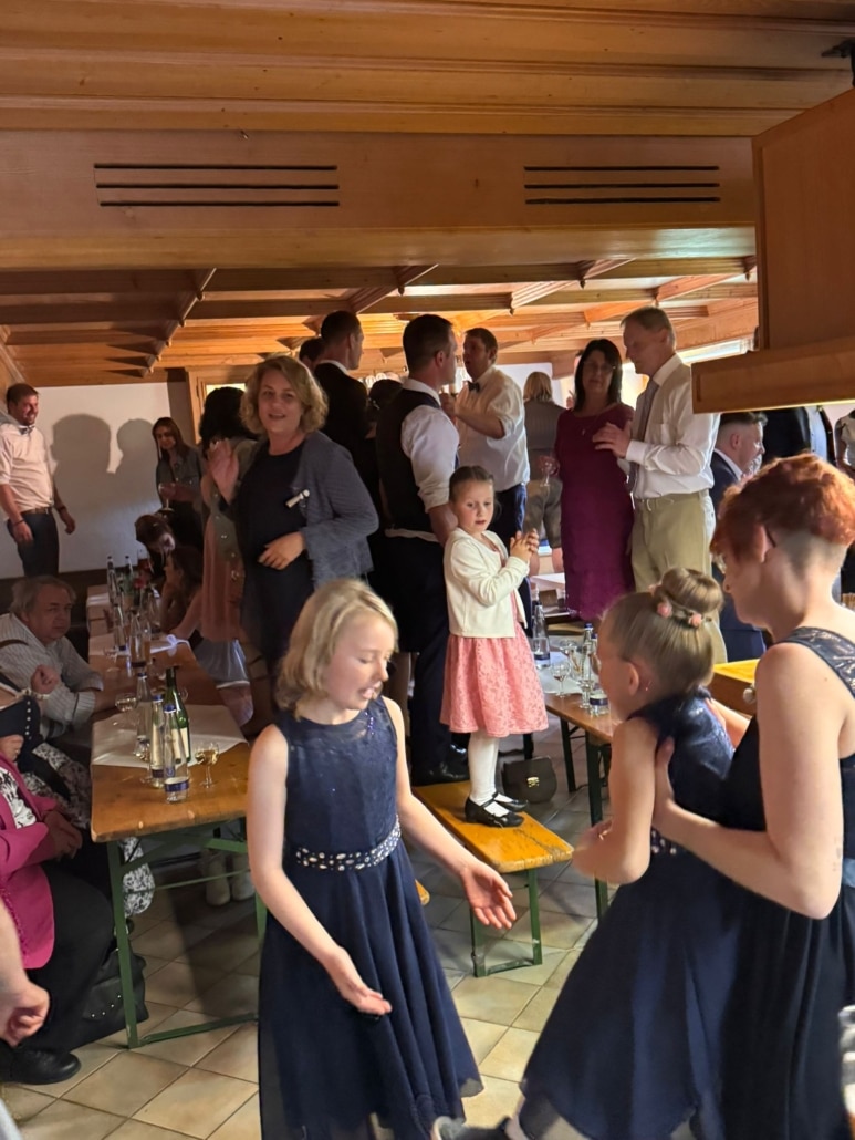 Hochzeitsband, Oktoberfestband und Eventband Out of Minga mieten / buchen, Hochzeit und Brautverzug, alle Gäste auf den Bänken