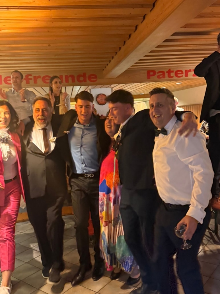 Hochzeitsband, Oktoberfestband und Eventband Out of Minga mieten / buchen, Hochzeit und Brautverzug, Gäste beim Feiern