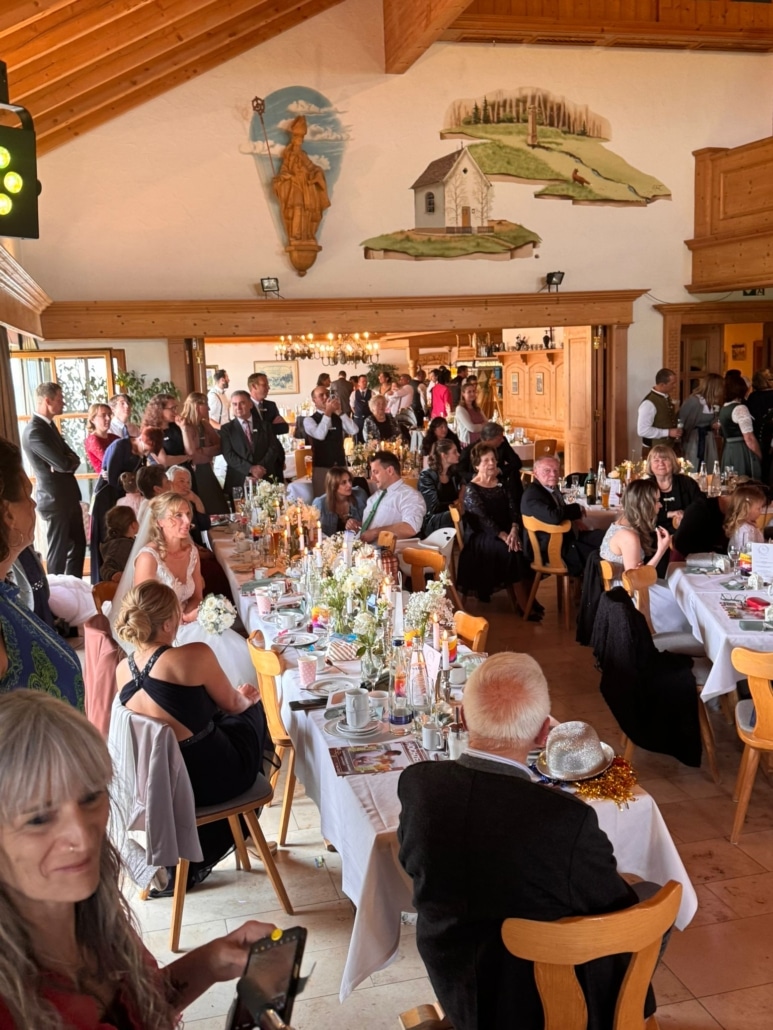 Hochzeitsband, Oktoberfestband und Eventband Out of Minga mieten / buchen, Hochzeit und Brautverzug, Saal mit Gästen